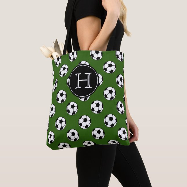Bolsa Tote Bolas de Futebol Preto e Branco em Monograma Verde (Close Up)