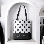 Bolsa Tote Bolinhas Chic Pretas e Brancas com Monograma<br><div class="desc">Um design chic,  sempre no estilo,  com bolinhas pretas sobre um fundo branco com um monograma personalizado que você pode editar com seu nome ou outro texto desejado. Esta bolsa faz um presente personalizado maravilhoso para alguém especial.</div>