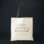 Bolsa Tote Bolsas Casando-se com Saco de Tote | Script modern<br><div class="desc">Esta bolsa de tote simples faz um presente divertido para a sua noiva favorita! Apresentando um design mínimo, mas elegante, com um script de assinatura manuscrito e uma simples fonte sans-serif. Personalize cada saco com o novo nome da noiva (ou qualquer texto personalizado que você quiser) e faça edições adicionais...</div>