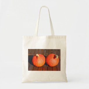 Bolsa Tote Bombas numa mesa de madeira