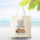 Bolsa Tote Bonita Natação Capybara Funny Citação Personalizad<br><div class="desc">A ilustração personalizada da capybara de natação,  tote bag,  com texto engraçado: "A vida é curta,  relaxa mais forte!" é criada para trazer sorriso ao seu rosto. A ilustração de capybara é uma arte digital original criada por @artbybiyan.</div>
