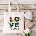 Bolsa Tote Bonito Amor Floral É Orgulho De Amor<br><div class="desc">Saco de orgulho com LOVE É AMOR escrito em letras negros e negros decoradas com verde,  bagas e flores em vermelho,  laranja,  amarelo,  verde,  azul e roxo,  inspirado pelas cores da bandeira do orgulho do arco-íris.</div>