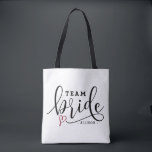 Bolsa Tote Bonito Noiva da Equipe de Caligrafia Moderna Perso<br><div class="desc">Bonito Bag Personalizada Button Tote Bag da Equipe de Caligrafia Moderna Saco personalizável de impressão com caligrafia moderna preta com sotaque cardíaco vermelho. Isto será perfeito para festas de solteira e como presente para a sua festa noiva.</div>