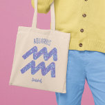 Bolsa Tote Bonito Símbolo de Astrologia Púrpura do Aquário Pe<br><div class="desc">Esta bolsa de tote do Aquário,  roxo e lavanda,  bonito,  personalizada,  apresenta seu sinal astrológico do Zodiac em um belo brilho como as constelações. Personalize este presente bonitinho com seu nome em lindos scripts cursivos para alguém que faz aniversário no final de janeiro ou no início de fevereiro.</div>