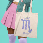 Bolsa Tote Bonito Sinal de Astrologia de Escorpião Roxo Perso<br><div class="desc">Este saco de totes bonito de Scorpio roxo e lavanda apresenta seu sinal astrológico do Zodiac em um belo brilho como as constelações. Personalize este presente fofo e personalizado com o seu nome em lindos escritos cursivos para alguém com um aniversário no final de outubro ou no início de novembro....</div>