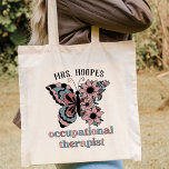 Bolsa Tote Borboleta Terapista Ocupacional Boho Personalizado<br><div class="desc">A bolsa de tote do terapeuta ocupacional é o presente perfeito para terapeutas. Ela é personalizada com o nome do seu terapeuta e é uma forma excelente de mostrar apreço por tudo que eles fazem. Esta bolsa de tote de borboleta fofa fofa também é uma formatura em excelente ou um...</div>