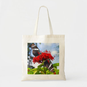 Bolsa Tote Borboletas de zebra longevas em flores vermelhas