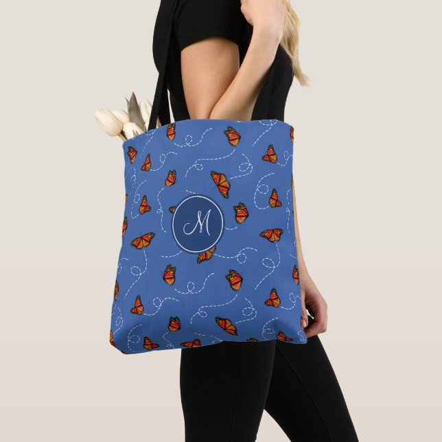 Bolsa Tote borboletas monarcas voadoras em monograma azul (Close Up)