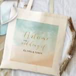 Bolsa Tote Bote Tropical Sandy Ocean Beach Bem-vindo<br><div class="desc">Bolsas de boas-vindas com elegante caligrafia de ouro e cena de praia de aquarela. Design apresenta uma praia arenosa tropical com ondas oceânicas deslumbrantes e limpas que batem na costa. O modelo está pronto para você adicionar o nome da noiva e do noivo. Para coordenar os itens, por favor veja...</div>