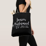 Bolsa Tote Brag de Bridesmaid | Diversão de White Script Chic<br><div class="desc">A tua criada de Bridesmaid adorará esta mala de tote personalizada! Duplamente lado a lado com uma fonte de script branco de tendência divertida e giro, a bolsa também apresenta duas linhas de texto personalizado - adicione o nome da Junior Bridesmaid, data do casamento, localização etc. Altere a cor de...</div>