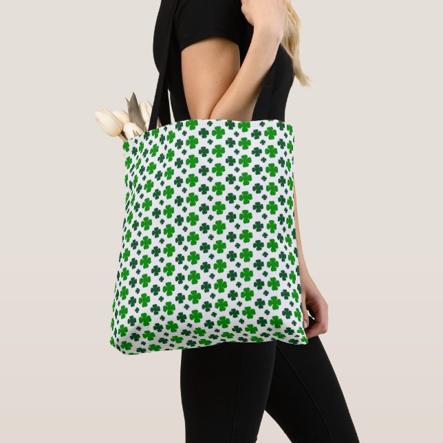 BOLSA TOTE BRANCO COM CÉLULAS VERDES DE SHAMROCKS CELTICOS IR (Close Up)