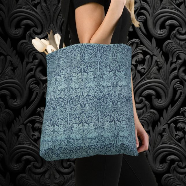Bolsa Tote Brer Rabbit por William Morris Padrão de Têxtil Az (Brer Rabbit by William Morris, Textile Pattern All-Over-Print Tote Bag)