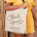 Bolsa Tote Bride Squad Modern Script Dourado Nome do Casament<br><div class="desc">Este saco moderno com uma caligrafia casual minimalista com a design de caligrafia de chic lendo BRIDE SQUAD, assim como o nome personalizado da sua madrinha de casamento ou dama de pontas apresenta linhas limpas para criar uma aparência elegante e sofisticada. O estilo subestimado com os pequenos detalhes cardíacos de...</div>