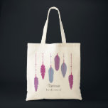 Bolsa Tote Bridesmaid Boho Púrpura Pena Monograma<br><div class="desc">Cabeça De Cabra Púrpura De Cabra Monograma. Mala moderna,  moderna,  gira de madrinha ou festa de solteira.</div>