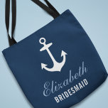Bolsa Tote Bridesmaid de Casamento Personalizado da Âncora Ná<br><div class="desc">A bolsa personalizada de tote de casamento apresenta uma âncora de barco com texto personalizado que pode ser personalizado com o nome e o papel da pessoa na sua festa noiva. Um padrão de âncoras vermelhas, azuis na nuvem, cinzas e brancas aparece no lado de trás. A cor de fundo...</div>