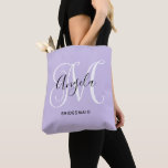 Bolsa Tote Bridesmaid de Lavanda Pálida do Monograma de Scrip<br><div class="desc">Monograma personalizado feminino com um roteiro de caligrafia de rico emparelhado em lavanda clara, preto e branco. Crie o seu próprio obrigado, presente para uma dama de honra. Personalize as cores do fundo e da fonte para corresponder à paleta de casamento. O rico que faz parte do monograma pode precisar...</div>