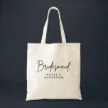 Bolsa Tote Bridesmaid de Script Mínimo Personalizado<br><div class="desc">O Mínimo Script Bridesmaid Personalizado Tote Bag é um na moda e acessório funcional para seu partido noiva. Apresentando um roteiro elegante e um toque personalizável,  é perfeito para o essencial do dia de casamento do carregando e uma atitude cuidadosa.</div>