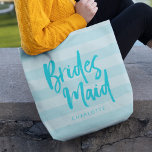 Bolsa Tote Bridesmaid do Script de Pincel de Stripes Azul de<br><div class="desc">Saco de tote da Bridesmaid personalizado com a palavra "Bridesmaid" em um script de pincel de tendência contra um fundo de listras azul pré-disquete que é perfeito para sua dama de pontas para carregar seus itens. Veja aqui o saco de maquiagem correspondente https://www.zazzle.com/preppy_blue_stripes_brush_script_bridesmaid_makeup_bag-223509437047049384?rf=238364477188679314 Personalize-o substituindo o texto do marcador de...</div>