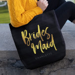 Bolsa Tote Bridesmaid do Script de Pincel Dourado Preto<br><div class="desc">Mala de tote da Bridesmaid personalizada com a palavra "Bridesmaid" em um falso script de pincel de moda dourada contra um fundo de listras negras que é perfeito para sua dama de pontas para carregar seus itens. Veja aqui o saco de maquiagem correspondente https://www.zazzle.com/black_stripes_faux_gold_brush_script_bridesmaid_cosmetic_bag-223876160979955152 Personalize-o substituindo o texto do marcador...</div>