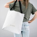 Bolsa Tote Bridesmaid do Script Dourado Elegante Monograma<br><div class="desc">Este elegante guião dourado monograma de uma dama de damas de honra é o presente perfeito para ela. O ouro minimalista e o design branco apresentam tipografia romântica rico com estilo de vidro moderno. Personalizável em qualquer cor. Mantenha o design mínimo e a classe, como está, ou personalize-o adicionando seus...</div>