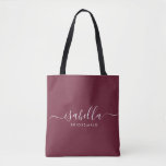 Bolsa Tote Bridesmaid Gift Burgundy Personalizada<br><div class="desc">Esta mala acessória da Bridesmaid apresenta uma tipografia de guião branca manuscrita,  com pinceladas sobre fundo burgundy. Apresente suas damas de honra com um saco de tote para pequenos itens tradicionalmente apresentados no janto de ensaio,  para uso no início da manhã antes do casamento.</div>