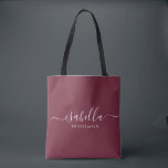 Bolsa Tote Bridesmaid Gift Burgundy Personalizada<br><div class="desc">Esta mala acessória da Bridesmaid apresenta uma tipografia de guião branca manuscrita,  com pinceladas sobre fundo burgundy. Apresente suas damas de honra com um saco de tote para pequenos itens tradicionalmente apresentados no janto de ensaio,  para uso no início da manhã antes do casamento.</div>