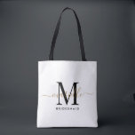 Bolsa Tote Bridesmaid Gift Dourado Monograma Branco<br><div class="desc">Esta mala de tote da Bridesmaid apresenta um monograma escrito branco e preto de tipografia com rochas num fundo poeirento de rosa. Apresente suas madrinhas com um bolsa para os artigos de carregando no dia do casamento,  e tradicionalmente apresentadas no janto de ensaio ou antes.</div>