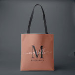 Bolsa Tote Bridesmaid Gift Dourado Monograma Terracotta<br><div class="desc">Esta mala de tote da Bridesmaid apresenta um monograma tipográfico branco e preto escrito à mão com cinzas num fundo de terracota. Apresente suas madrinhas com um bolsa para os artigos de carregando no dia do casamento,  e tradicionalmente apresentadas no janto de ensaio ou antes.</div>