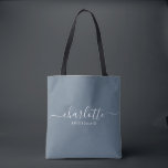 Bolsa Tote Bridesmaid Gift Dusty Blue<br><div class="desc">Este saco acessório da Bridesmaid apresenta uma tipografia de script branco manuscrito com oscilações em um fundo azul de ardósia. Apresente suas damas de honra com um saco de tote para seus pequenos itens. Tradicionalmente apresentado no janto de ensaio,  para uso na manhã anterior ao casamento.</div>