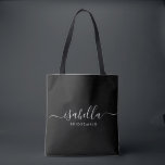 Bolsa Tote Bridesmaid Gift - Preto Personalizado<br><div class="desc">Esta mala acessória da Bridesmaid apresenta uma tipografia de script branco manuscrito com oscilações em um fundo preto. Apresente suas damas de honra com um saco de tote para pequenos itens tradicionalmente apresentados no janto de ensaio,  para uso no início da manhã antes do casamento.</div>
