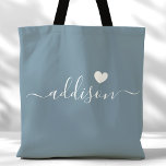 Bolsa Tote Bridesmaid Modern Script Heart Dusty Blue<br><div class="desc">Esta bolsa de tote chic apresenta um belo fundo azul Dusty adornado com uma fonte moderna e um delicado design de coração. A cor suave, elegante e sofisticada tipografia fazem dela um acessório ideal para as damas de honra ou para quem ama designs de na moda e de tendências. Perfeito...</div>