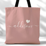 Bolsa Tote Bridesmaid Modern Script Heart Dusty Rosa<br><div class="desc">Esta bolsa de tote chic apresenta um lindo fundo rosa empoeirado adormecido com uma fonte moderna e um delicado design cardíaco. A cor suave, elegante e sofisticada tipografia fazem dela um acessório ideal para as damas de honra ou para quem ama designs de na moda e de tendências. Perfeito para...</div>