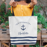 Bolsa Tote Bridesmaid náutica personalizada<br><div class="desc">Bolsa de tema náutico cômodo para as suas damas de ponte em azul-marinho clássico e branco apresenta uma ilustração de âncora de um navio com "bridesmate" curvo sobre o topo. Personalize com o nome de cada bridesmaid em letras de script de pincel de marinho. Uma trio de faixas azuis marinhos...</div>