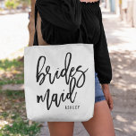 Bolsa Tote Bridesmaid Personalizada de Script Chic<br><div class="desc">Ofereça suas damas de honra com essas sacolas de tote super fofinhas personalizadas! Trendy e moderno design preto e branco apresentam "dama de honra em tipografia de roteiro manuscrito preto. Personalize facilmente o nome da sua dama de pontas usando o campo modelo fornecido.</div>