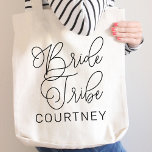 Bolsa Tote Bridesmaid Personalizada de Script Moderno Preto d<br><div class="desc">A mochila de tote de casamento feminina do guião preto moderno e casual "Bride Tribe" apresenta texto personalizado que pode ser personalizado para a sua equipe de noivas. Perfeito para as damas vestirem na festa de solteira e no fim de semana do casamento!</div>