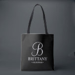 Bolsa Tote Bridesmaid Personalizada Elegante Preta e Branca<br><div class="desc">Donativos Personalizados Elegantes de Bridesmaid Pretos e Brancos com um monograma personalizado em estilo de letra elegante com nome e título da madrinha em estilo de letra de serifa clássico. Também perfeito para Madrinha de casamento,  Flor Girl,  Mãe da Noiva e muito mais.</div>