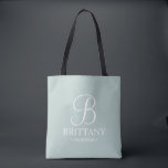 Bolsa Tote Bridesmaid Personalizada Elegante Preta e Branca<br><div class="desc">Donativos Personalizados de Bridesmaid Elegantes Pretos e Brancos que apresentam um monograma personalizado em estilo de letra de script elegante branco com o nome e o título da madrinha em estilo de letra serif clássico em fundo verde sage. Também perfeito para Madrinha de casamento, Flor Girl, Mãe da Noiva e...</div>