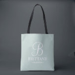 Bolsa Tote Bridesmaid Personalizada Elegante Preta e Branca<br><div class="desc">Donativos Personalizados de Bridesmaid Elegantes Pretos e Brancos que apresentam um monograma personalizado em estilo de letra de script elegante branco com o nome e o título da madrinha em estilo de letra serif clássico em fundo verde sage. Também perfeito para Madrinha de casamento, Flor Girl, Mãe da Noiva e...</div>