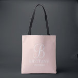 Bolsa Tote Bridesmaid Personalizada Elegante Preta e Branca<br><div class="desc">Donativos Personalizados de Bridesmaid Elegantes Pretos e Brancos que apresentam um monograma personalizado em estilo de letra de script elegante branco com nome e título da bridesmaid no estilo de letra serif clássico em fundo rosa-pinto-claro. Também perfeito para Madrinha de casamento,  Flor Girl,  Mãe da Noiva e muito mais.</div>