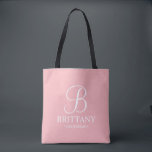 Bolsa Tote Bridesmaid Personalizada Pink-Blush Elegante<br><div class="desc">Ponteiro Personalizado Elegante Blush Pink Bridesmaid Oferece um monograma personalizado no estilo de letra elegante da caligrafia com o nome e o título da damasquinha de honra no estilo de letra clássico da serif. Também perfeito para Madrinha de casamento,  Flor Girl,  Mãe da Noiva e muito mais.</div>