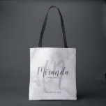 Bolsa Tote Bridesmaids Personalizados de Script do Classy Mar<br><div class="desc">Adicione um toque pessoal ao seu casamento com madrinhas personalizadas. Este saco apresenta o nome personalizado da dama de honra no estilo de fonte do script moderno da cinza e monograma no estilo de fonte moderno do script da cinza clara como fundo com título e data de casamento no estilo...</div>