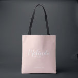 Bolsa Tote Bridesmaids Personalizados de Script Moderno<br><div class="desc">Tote Bag Personalizada por Bridesmaids de Script Moderno com o nome personalizado da madrinha em estilo de letra branco do script moderno com título e data de casamento no estilo de letra sans serif moderno, em fundo rosa-claro. Também perfeito para Madrinha de casamento, Flor Girl, Mãe da Noiva e muito...</div>