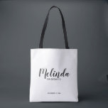 Bolsa Tote Bridesmaids Personalizados de Script Moderno<br><div class="desc">Tote Bag Personalizada por Bridesmaids do moderno script,  com o nome personalizado da madrinha em estilo de fonte preto moderno com título e data de casamento no estilo de fonte sans moderno em fundo branco. Também perfeito para Madrinha de casamento,  Flor Girl,  Mãe da Noiva e muito mais.</div>