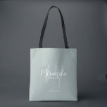Bolsa Tote Bridesmaids Personalizados de Script Moderno<br><div class="desc">Adicione um toque pessoal ao seu casamento com madrinhas personalizadas. Este saco apresenta o nome personalizado da dama de honra no estilo de letra branco do script moderno e monograma no estilo de letra moderno do script verde sage como fundo com o título e a data do casamento no estilo...</div>