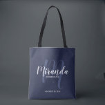 Bolsa Tote Bridesmaids Personalizados de Script Moderno do ma<br><div class="desc">Adicione um toque pessoal ao seu casamento com madrinhas personalizadas. Este saco apresenta o nome personalizado da dama de honra no estilo de fonte branco do script moderno e monograma no estilo de fonte moderno azul-claro marinho do roteiro como fundo com o título e a data do casamento no estilo...</div>