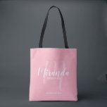 Bolsa Tote Bridesmaids Personalizados de Script Moderno e Cor<br><div class="desc">Adicione um toque pessoal ao seu casamento com madrinhas personalizadas. Este saco apresenta o nome personalizado da dama de honra no estilo de letra branco do script moderno e monograma no estilo de letra do script moderno da rosa claro como fundo com o título e a data do casamento no...</div>