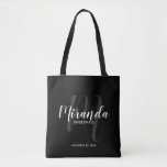 Bolsa Tote Bridesmaids Personalizados de Script Moderno Preto<br><div class="desc">Adicione um toque pessoal ao seu casamento com madrinhas personalizadas. Este saco apresenta o nome personalizado da dama de honra no estilo de fonte branco moderno do script e monograma no estilo de fonte moderno do script da cinza clara como fundo com título e data de casamento no estilo de...</div>