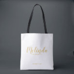 Bolsa Tote Bridesmaids Personalizados Dourados de Script Mode<br><div class="desc">Dourado Script Moderno White Smaids Personalizado Tote Bag com o nome personalizado da madrinha em estilo de fonte de caligrafia moderna em ouro, com título e data de casamento no estilo de fonte sans serif moderno em fundo branco. Também perfeito para Madrinha de casamento, Flor Girl, Mãe da Noiva e...</div>