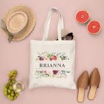 Bolsa Tote Brurgundy Pink Floral Bridesmaid Monograma<br><div class="desc">O saco de tota de casamento personalizado apresenta um monograma enquadrado por um elegante design de coroa floral estilo boho com lindas flores de aquarela de queda, incluindo rosas, dahlias, flores de pénia, e verde, em uma bela paleta de outono de vermelho-lenhoso, amarelo-ouro, cor-de-rosa-pincel, rosa-pincel e tons de verde. Personalize...</div>