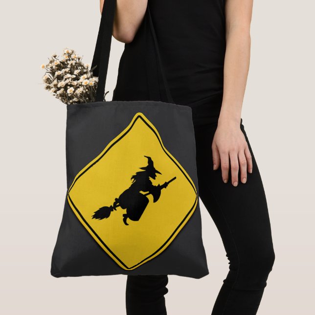 Bolsa Tote Bruxa Adverte Halloween (Close Up)